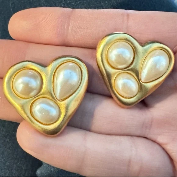 GIVENCHY Vintage 1980s Elegant Gold Heart Earrings - Picture 4 of 7